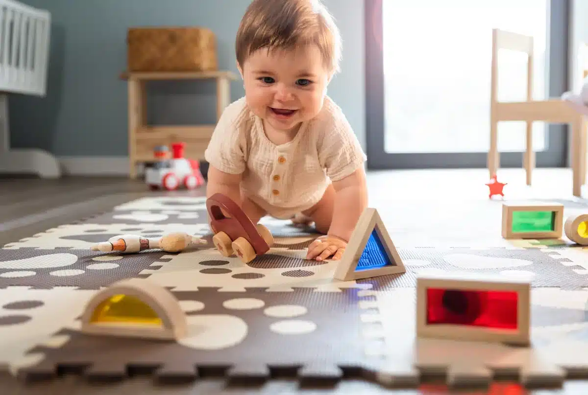 auxiliaire de crèche, enfant qui joue