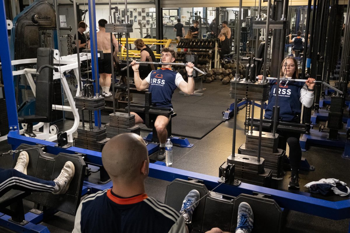 Apprenants APSF IRSS promo 2025-2026, en séance d'exercice à la salle de sport