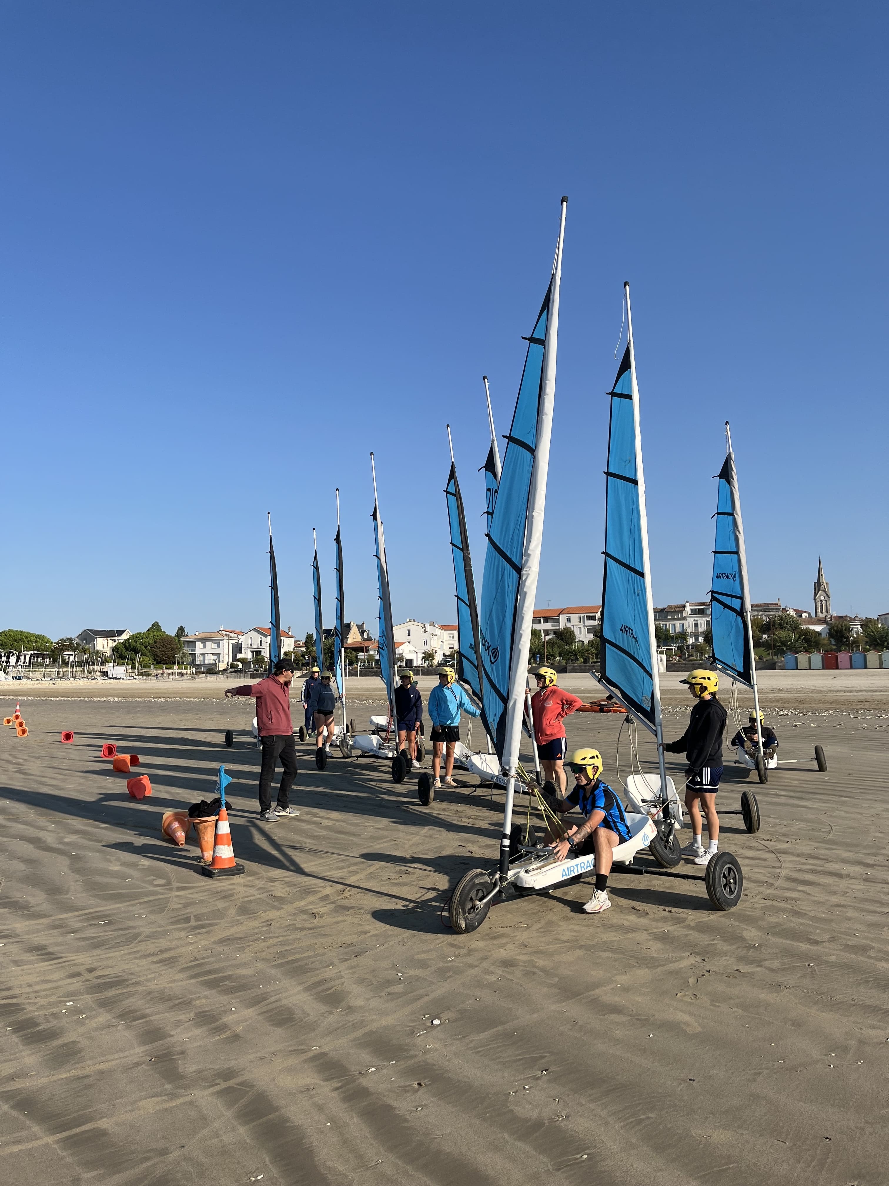 étudiants IRSS pratiquant du char à voile sur la plage de Royan